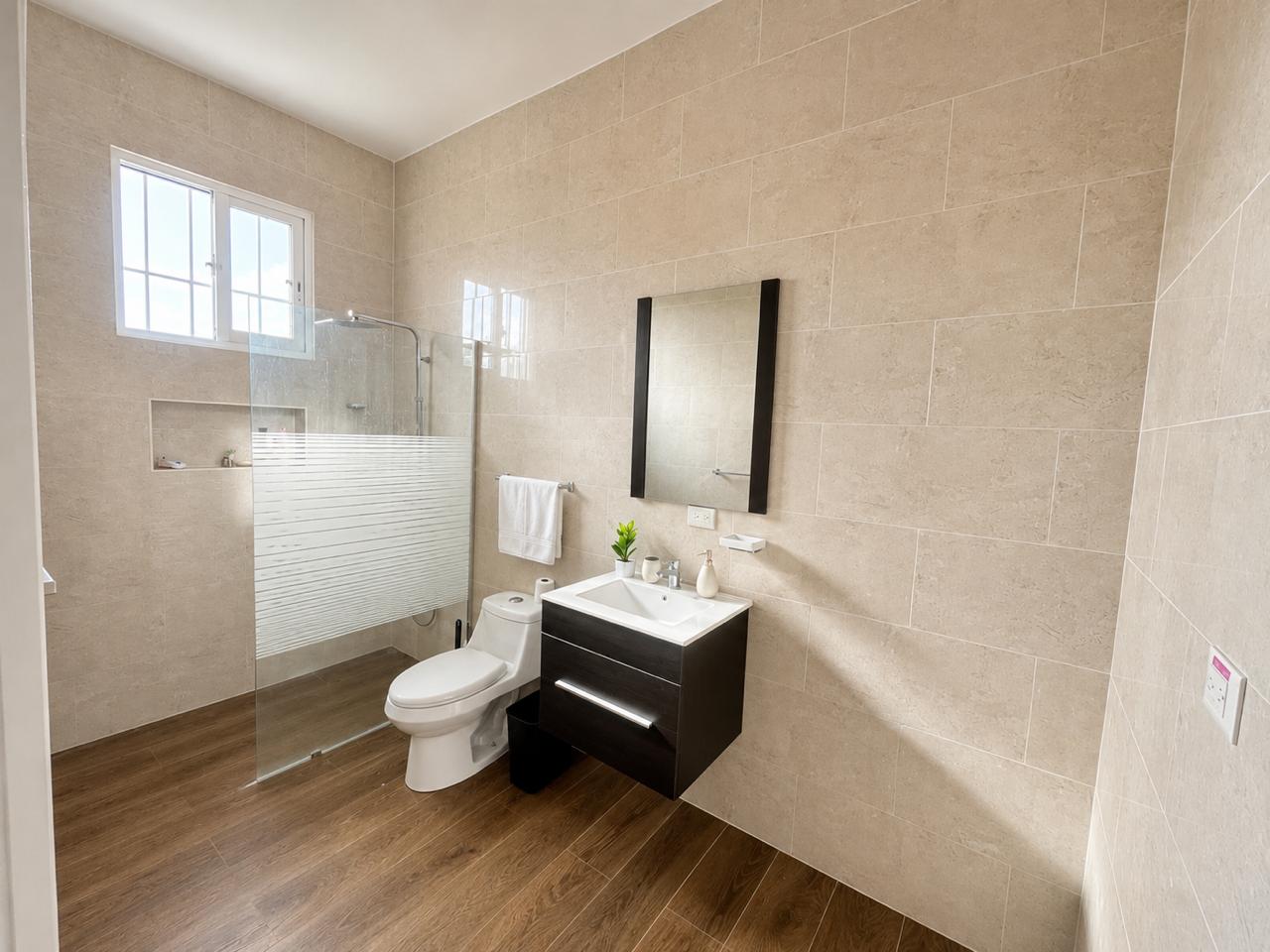 Baño de habitación con ducha de cristal