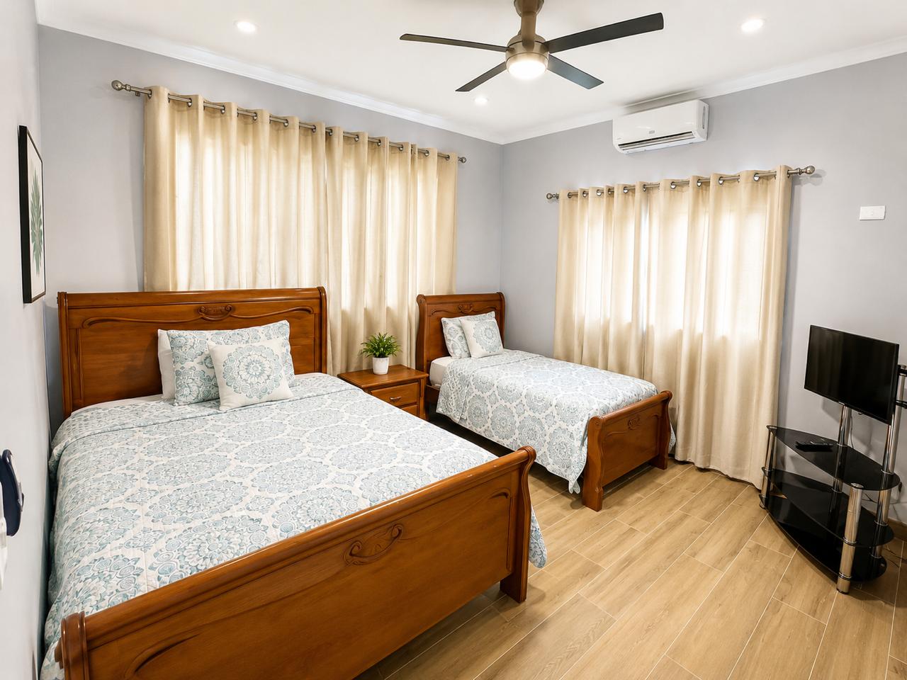Habitación con cama grande y cama individual