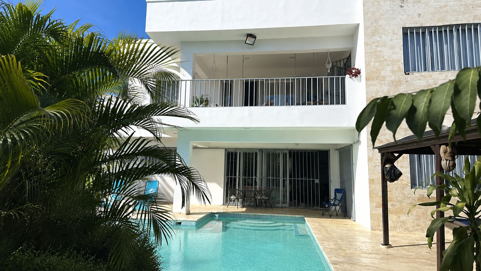 Fachada y piscina